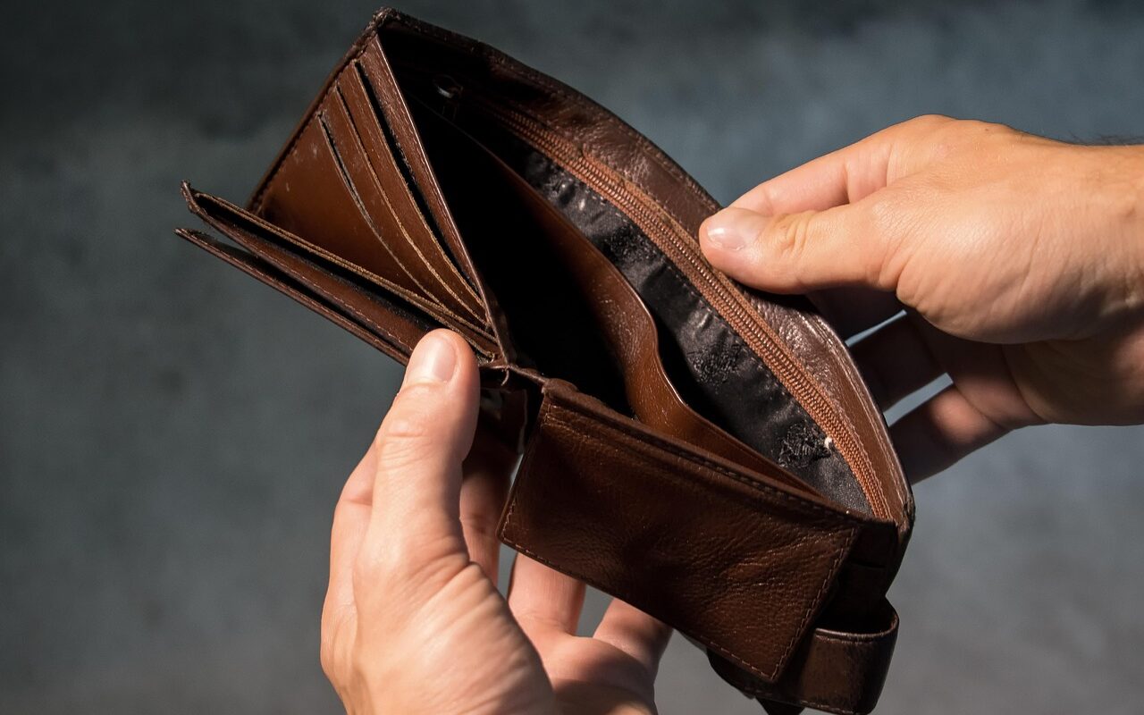 ¿Ganas Bien pero Siempre Te Falta Dinero? 7 Errores Financieros que Debes Evitar
