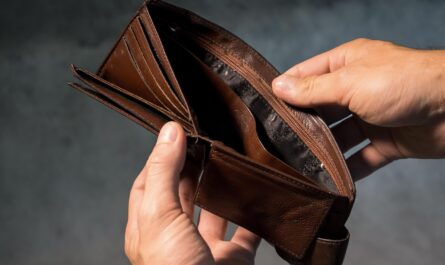 ¿Ganas Bien pero Siempre Te Falta Dinero? 7 Errores Financieros que Debes Evitar